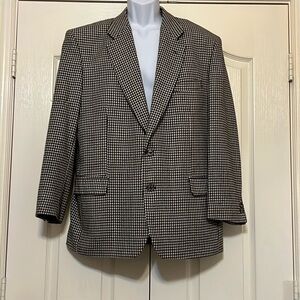 Men’s Chagall De France sports coat. Size 52L. Black and White Herringbone.